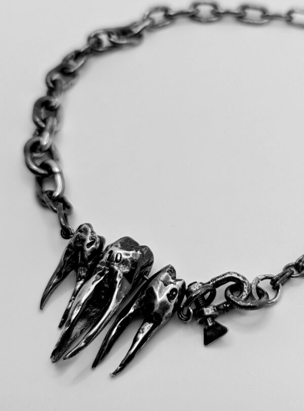 BK01 - THREE TEETH Necklace